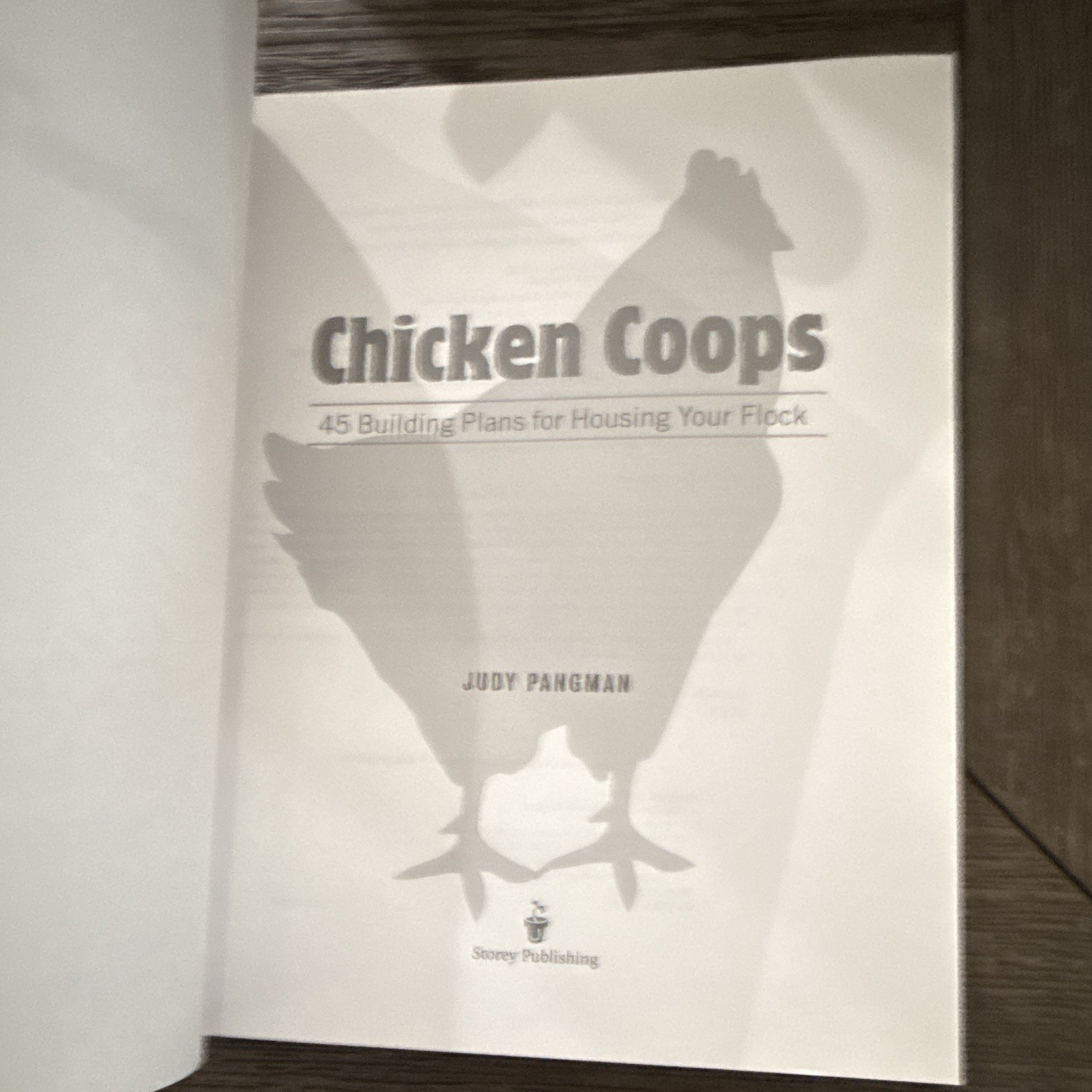 Storey Publishing Chicken Coops: 45 Farmhouse Coop Building Plans – Judy Pangman