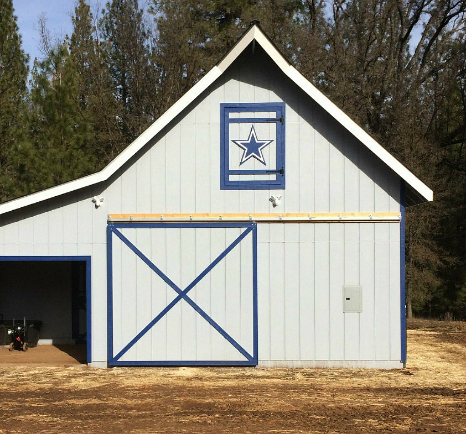 17 Small Horse Barn Designs – Complete Pole-Barn Construction Blueprints (B8)